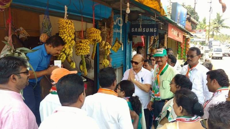 Fruit vendors in Sanquelim welcoming Congress leader Pratapsingh Rane Goa Congress