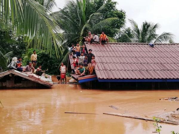 Villagers evacuate after the Xepian-Xe Nam Noy hydropower dam collapsed in Attapeu province, Laos July 24, 2018. Villagers evacuate after the Xepian-Xe Nam Noy hydropower dam collapsed
