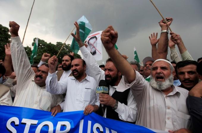 Supporters of Jamaat-e-Islami political party chant slogans against Altaf Hussain, leader of Muttahida Qaumi Movement (MQM) political party, who lives in exile in London, during a protest in Islamabad, Pakistan, August 24, 2016 Jamaat-e-Islami