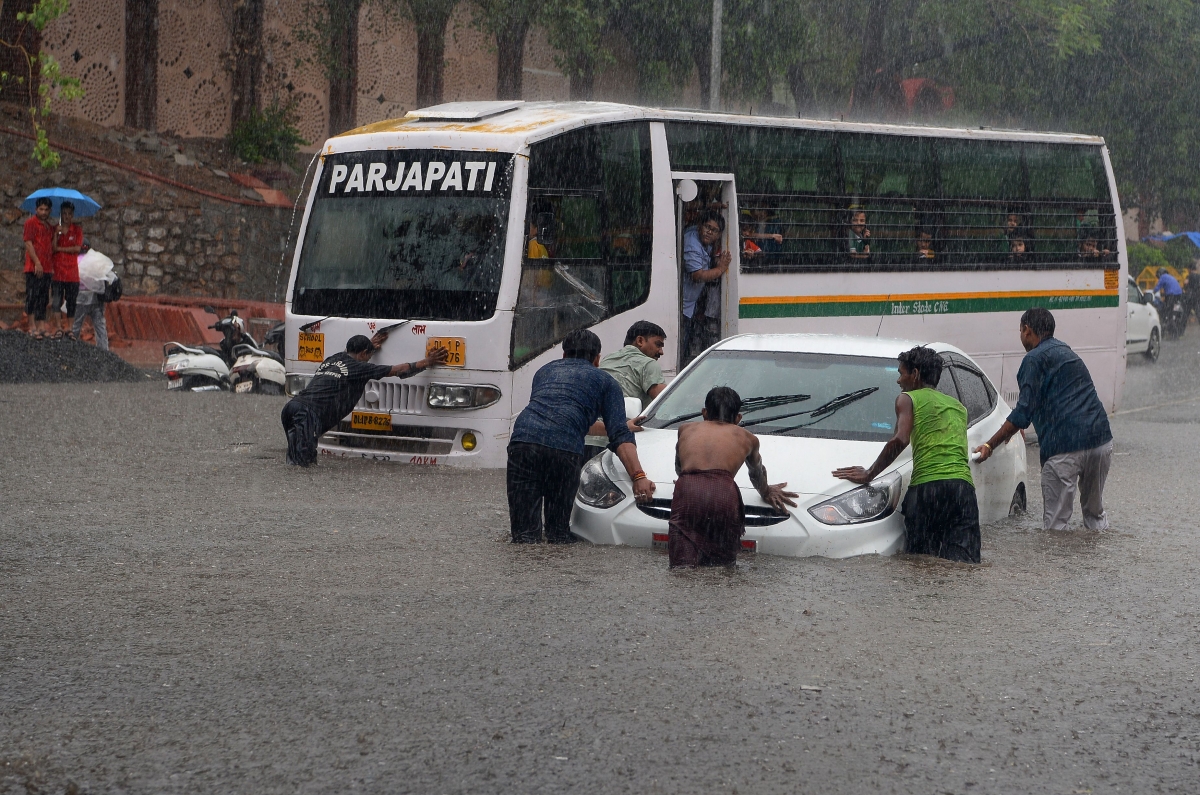 Car stuck in Delhi rains