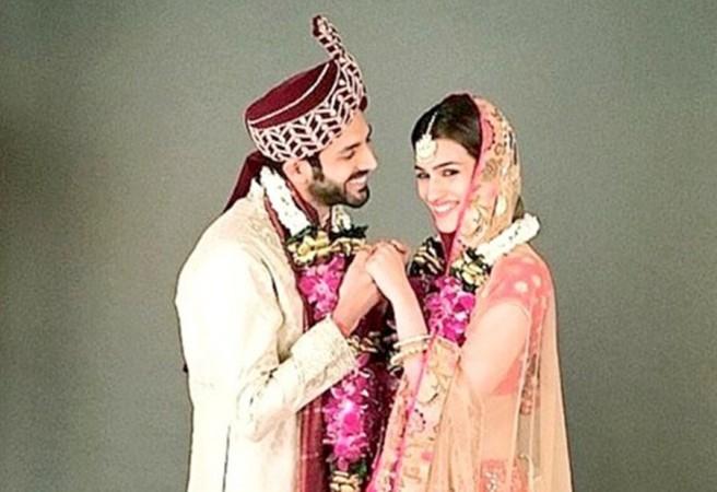 Kartik Aaryan and Kriti Sanon as groom and bride? Here's the leaked picture  - IBTimes India