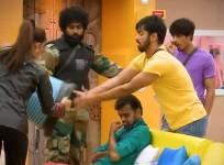 Aishwarya Dutta throwing Garbage on Balaji in Bigg Boss Tamil 2