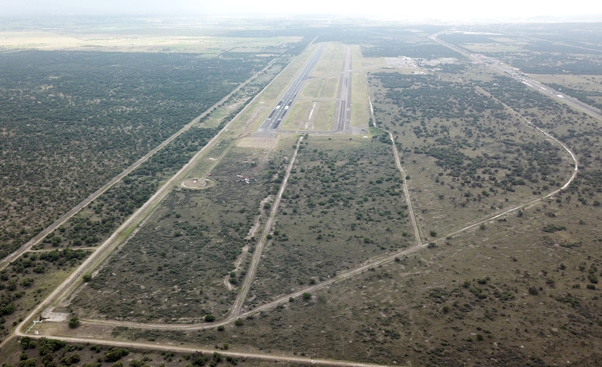 Picture showing the wreckage of a plane (C) that crashed with 97 passengers and four crew on board on take off at the airport of Durango, in northern Mexico, on July 31, 2018. - Dozens of people were injured as an airliner crashed on takeoff during a heavy hail storm in northern Mexico, engulfing the plane in flames, Aeromexico airline and passengers said Tuesday. Fields around the Mexico plane crash site