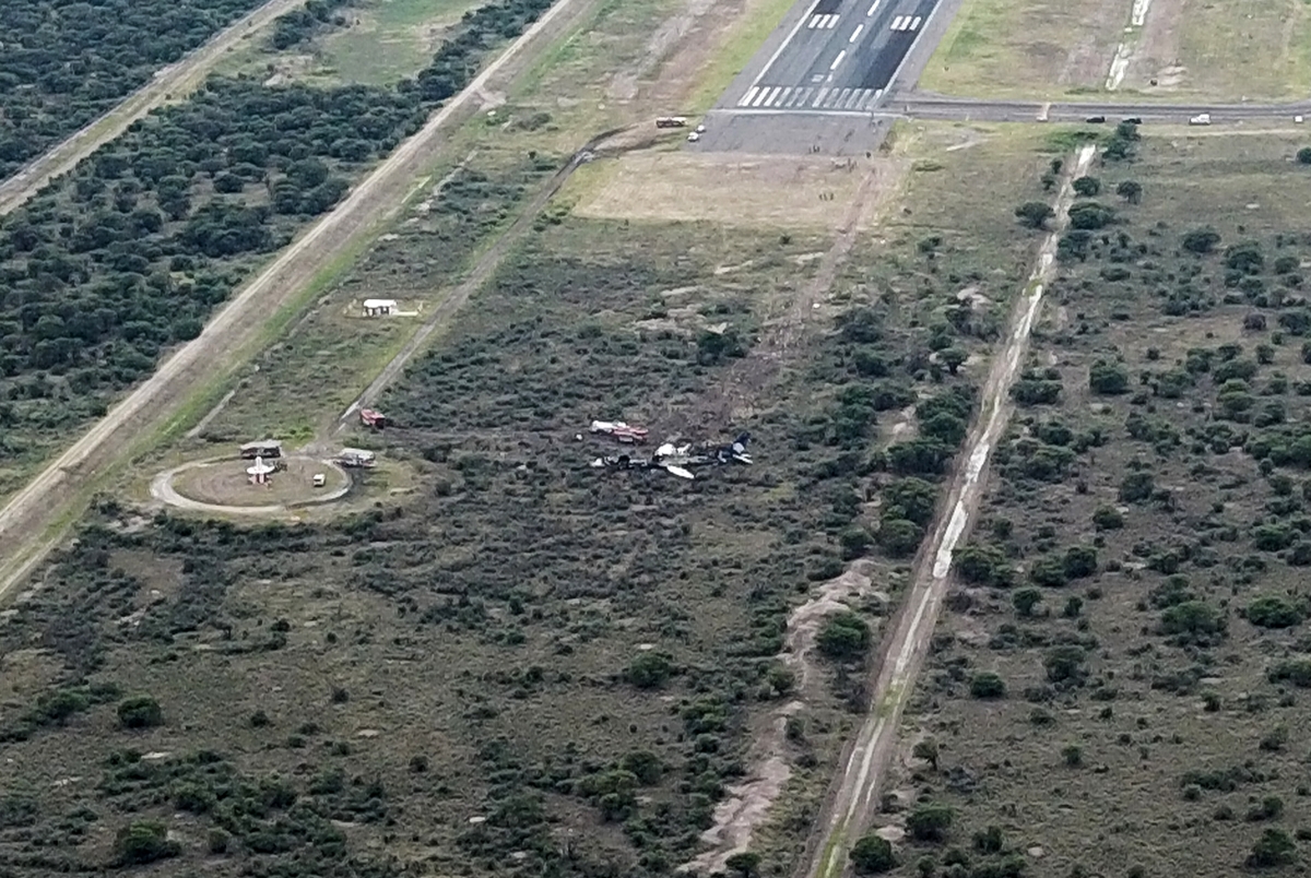 Picture showing the wreckage of a plane (C) that crashed with 97 passengers and four crew on board on take off at the airport of Durango, in northern Mexico, on July 31, 2018. - Dozens of people were injured as an airliner crashed on takeoff during a heavy hail storm in northern Mexico, engulfing the plane in flames, Aeromexico airline and passengers said Tuesday. Aeromexico plane crash site