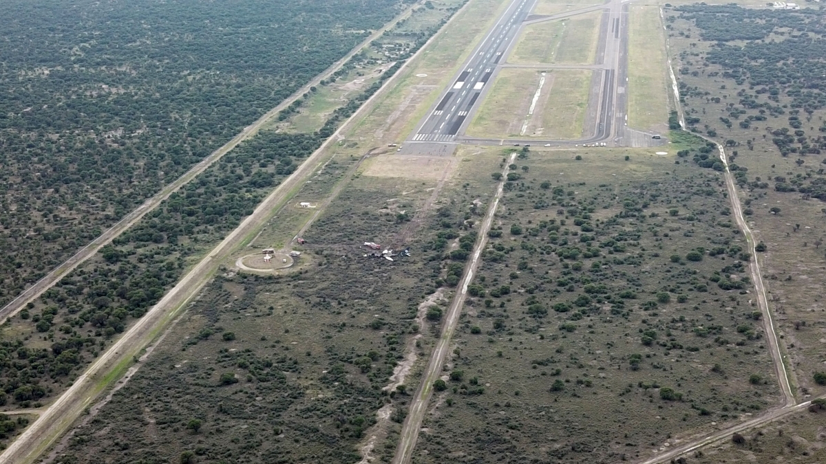Picture showing the wreckage of a plane (C) that crashed with 97 passengers and four crew on board on take off at the airport of Durango, in northern Mexico, on July 31, 2018. - Dozens of people were injured as an airliner crashed on takeoff during a heavy hail storm in northern Mexico, engulfing the plane in flames, Aeromexico airline and passengers said Tuesday. Mexico plane crash