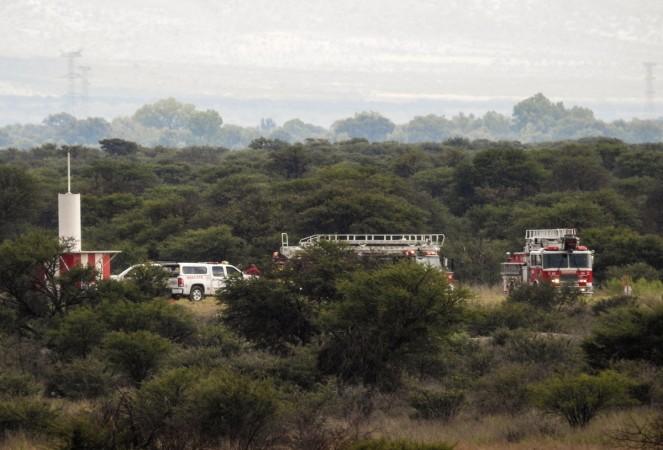Fire engines are seen near the wreckage of a plane (out of frame) that crashed with 97 passengers and four crew on board on take off at the airport of Durango, in northern Mexico, on July 31, 2018. - Dozens of people were injured as an airliner crashed on takeoff during a heavy hail storm in northern Mexico, engulfing the plane in flames, Aeromexico airline and passengers said Tuesday. emergency personnel at mexico plane crash site