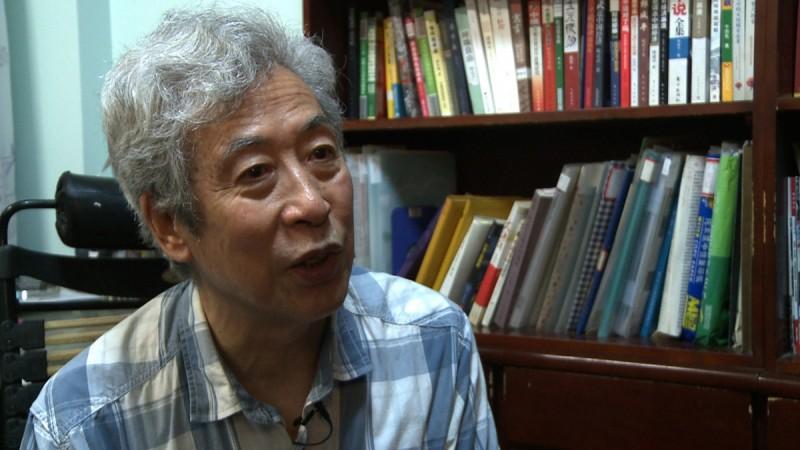 This screen grab taken from AFP video footage shows former professor Sun Wenguang talking in his home in Jinan, east China's Shandong province on August 28, 2013. Sun Wenguang