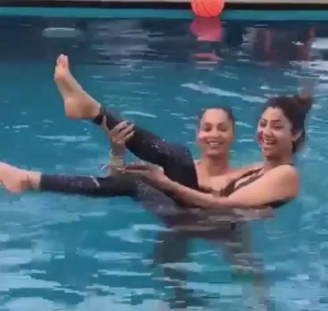 Bipasha Basu and Shilpa Shetty in swimming pool Bipasha Basu and Shilpa Shetty in swimming pool