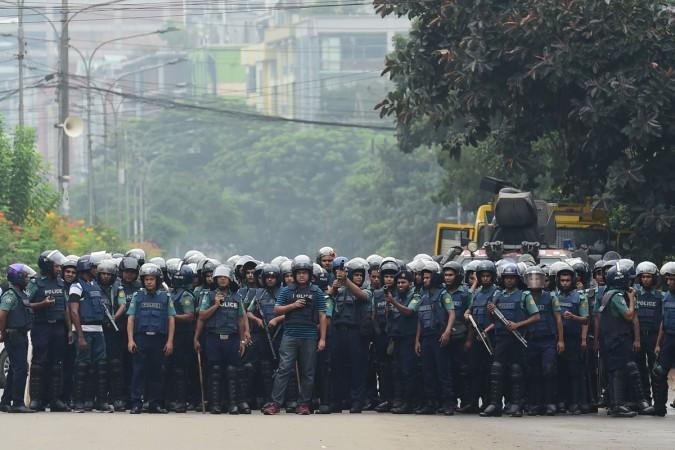 Bangladeshi police stand guard during a student protest in Dhaka on August 5, 2018, following the deaths of two college students in a road accident Bangladesh protests