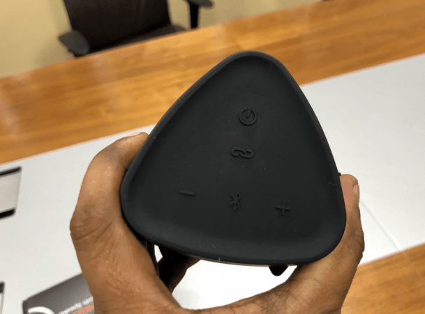 TAGG Sonic Angle 1 comes with tactile buttons--power, Bluetooth and volume rockers. TAGG, Sonic Angle 1, review