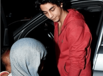 Shah Rukh Khan's son Aryan Khan helps beggar on street and shows his benevolence (Watch video)