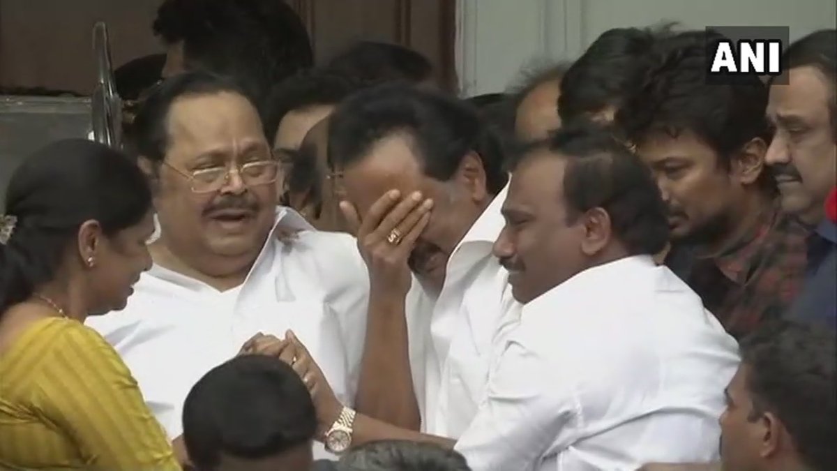 MK Stalin breaks down. Karunani funeral