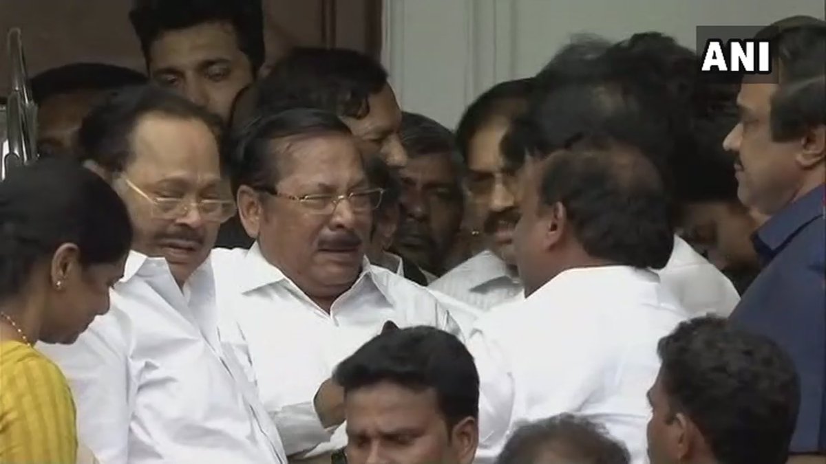 Karunanidhi's family rejoices after Madras HC's judgement. Karunani funeral