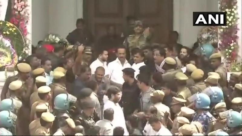 Politicos arrive at Rajaji Hall. Karunani funeral