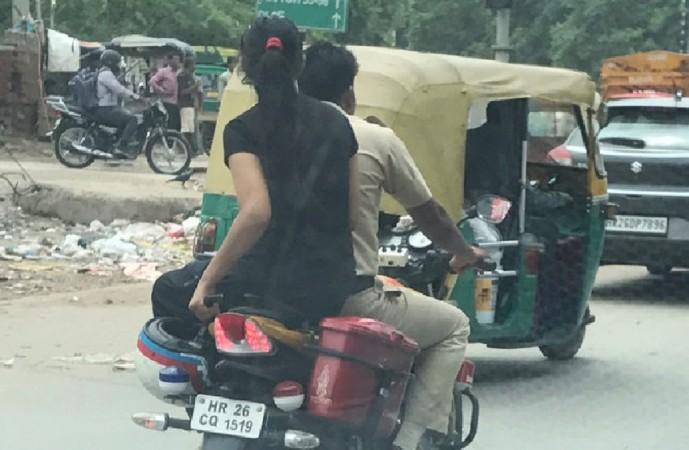 gurgaon cop without helmet