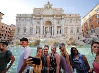 trevi fountain selfi