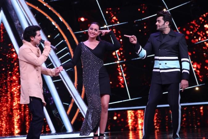 Sonakshi Sinha on Indian Idol 10 Sonakshi Sinha on Indian Idol 10