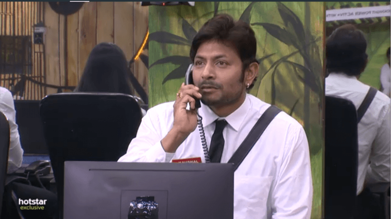 Kaushal holds on and plays his call center game well. He continues to talk over the phone even though his opponents try to irritate him. Kaushal and Geeta Madhuri playing the call center task