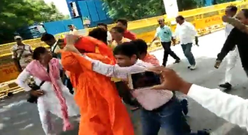 A screenshot of the video showing Swami Agnivesh being roughed up outside the BJP Office on Delhi's DDU Marg. swami agnivesh attacked again