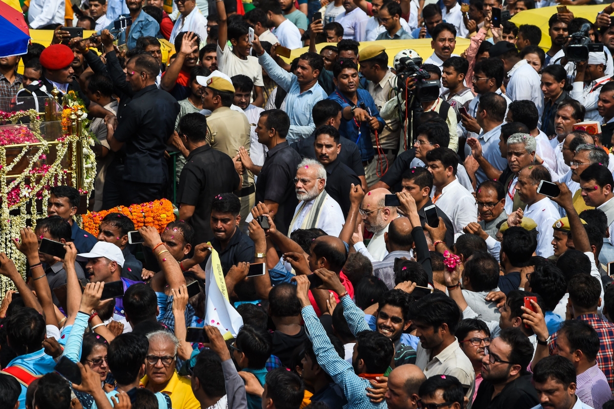 Indian Prime Minister Narendra Modi walks behind a truck pulling the coffin with the body of former Indian prime minister Atal Bihari Vajpayee during a funeral procession in New Delhi on August 17, 2018. - Atal Bihari Vajpayee funeral