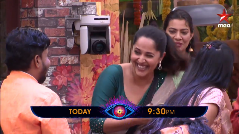 Actress Anasuya Bharadwaj makes a surprise entry in Bigg Boss Telugu 2 in today's episode. Actress Anasuya Bharadwaj on Bigg boss Telugu 2