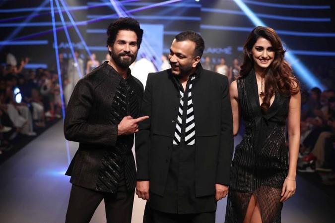 Shahid Kapoor and Disha Patani for Amit Aggarwal at LFW 2018 Shahid Kapoor and Disha Patani for Amit Aggarwal