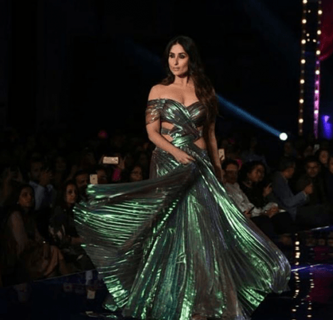 LFW 2018: Kareena Kapoor Khan sparkles on the ramp at Lakme Fashion Week Winter Festive 2018 Grand Finale LFW 2018: Kareena Kapoor Khan sparkles on the ramp at Lakme Fashion Week Winter Festive 2018 Grand Finale