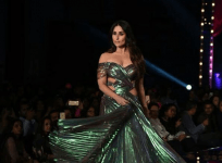 LFW 2018: Kareena Kapoor Khan sparkles on the ramp at Lakme Fashion Week Winter Festive 2018 Grand Finale