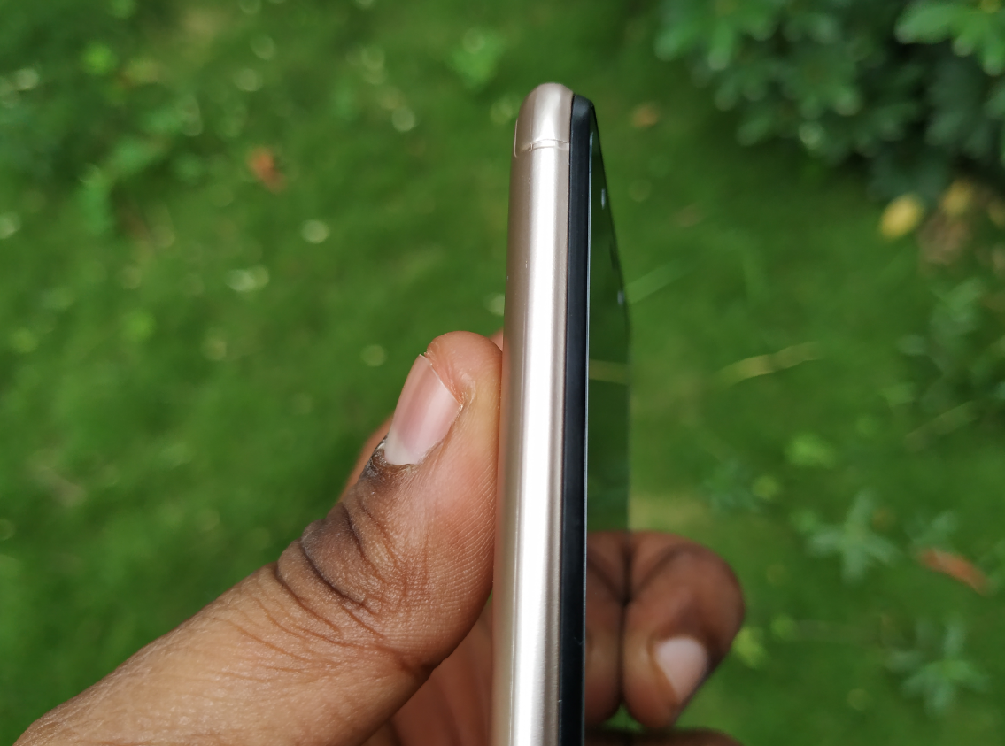Tecno Camon iAce feature smooth edge with no physical buttons or SIM tray slot on the left side. Tecno, Camon iAce, review