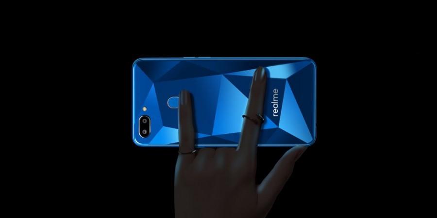Realme 2 has a dual rear camera with fingerprint scanner on a diamond-cut back Realme 2 has a dual rear camera with fingerprint scanner on a diamond-cut back