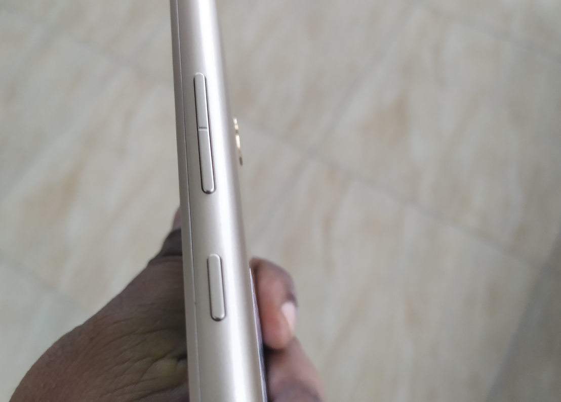 10.or D2 comes with volume rockers and the power button placed one above the other on the right side. 10.or D2, Amazon, launch, review