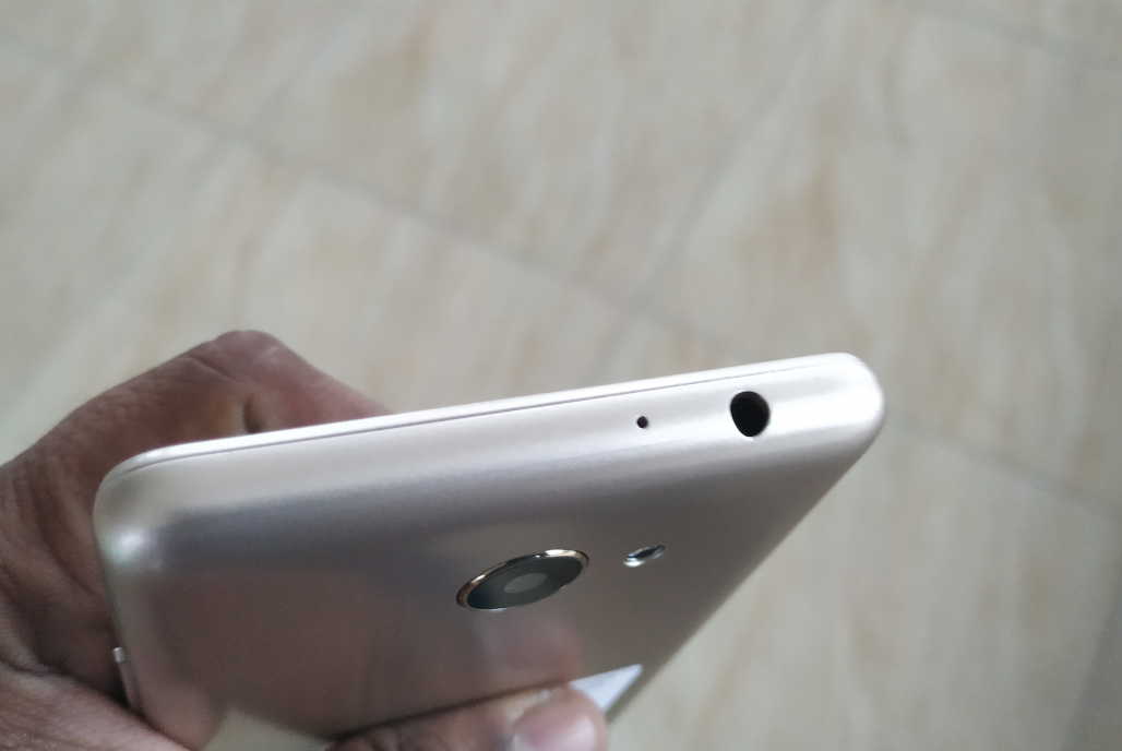 10.or D2 comes with 3.5mm audio jack with a mic on top of the edge. 10.or D2, Amazon, launch, review