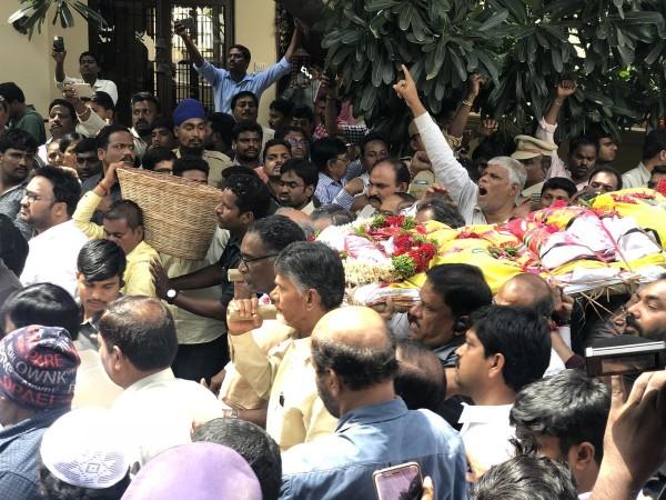 Chief Minister Chandrababu Naidu was seen carrying his body Chief Minister Chandrababu Naidu was seen carrying his body