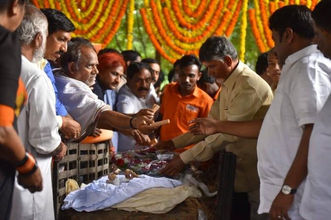 N Chandrababu Naidu performing Nandamuri Harikrishna's last rites N Chandrababu Naidu performing Nandamuri Harikrishna's last rites