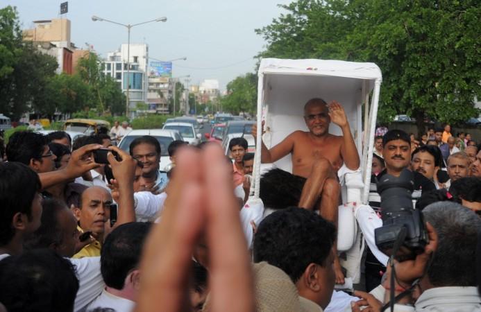 Muni Shri Tarun Sagar Ji Maharaj (in the centre) tarun maharaj