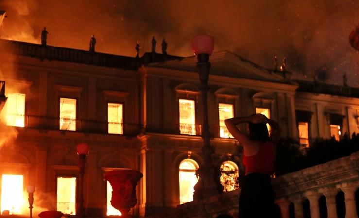 A woman reacts during a fire at the National Museum of Brazil in Rio de Janeiro, Brazil September 2, 2018. Brazil museum fire