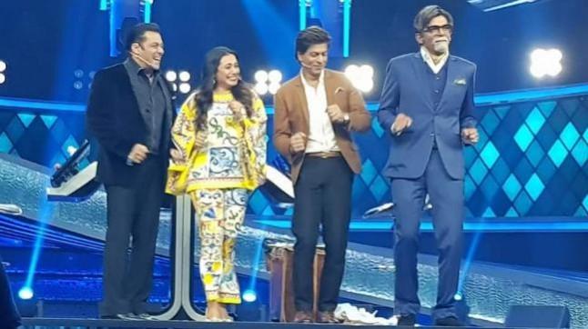 Sunil Grover playing Amitabh Bachchan on Dus Ka Dum. Sunil Grover playing the legendary actor Amitabh Bachchan