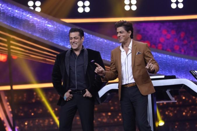 Shah Rukh Khan with Salman Khan on Dus Ka Dum Grand Finale. Shah Rukh Khan with Salman Khan on Dus Ka Dum Grand Finale