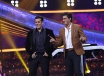 Shah Rukh Khan with Salman Khan on Dus Ka Dum Grand Finale