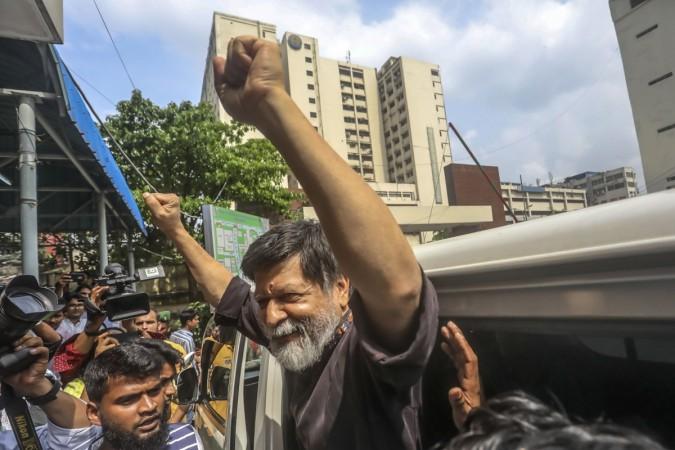 Renowned Bangladeshi photographer Shahidul Alam, 63, gestures in a hospital in Dhaka on August 8, 2018. - An award-winning photographer who accused Bangladesh officers of assaulting him after his arrest during major protests in Dhaka was back in police custody after a medical checkup, an official said on August 8. Shahidul Alam, 63, was detained by plainclothes police at his home Sunday after giving an interview to Al Jazeera about the student demonstrations, an arrest which drew condemnation from international rights groups. Shahidul Alam
