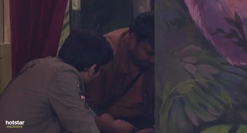 Tanish Alladi breaks down emotionally after he gets a subtle warning from Deepthi Nallamothu's husband who visited the Bigg Boss Telugu 2 house in yesterday's episode. Tanish is seen emotionally broken on bigg boss telugu 2