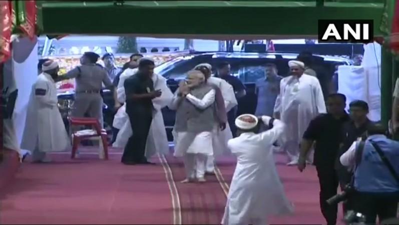 PM modi in Saifee Masjid PM Modi