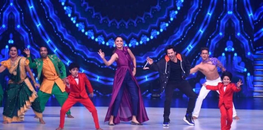 Varun Dhawan and Anushka Sharma perform on stage on Dance Deewane Grand Finale. Varun Dhawan and Anushka Sharma perform on stage on Dance Deewane Grand Finale.