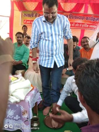 Man washing BJP MP Nishikant Dubey's feet MP Nishikant Dubey