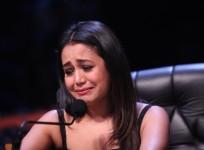 Neha Kakkar breaks down on Indian Idol 10