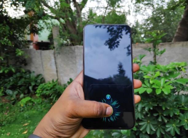 Vivo V11 Pro's face unlock and the in-screen fingerprint works fast and also has low False Rejection Rate (FRR). Vivo, V11 Pro, launch, price, specs, review