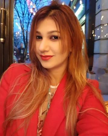 Her favourite pose Jasleen Matharu