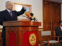 Maldives President Abdul Gayoom speaks during during news conference as President-elect Nasheed listens.