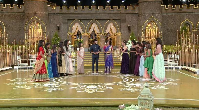 Pradeep Machiraju with Suma and 14 participants on Pelli Choopulu Pradeep Machiraju with Suma and 14 participants on Pelli Choopulu