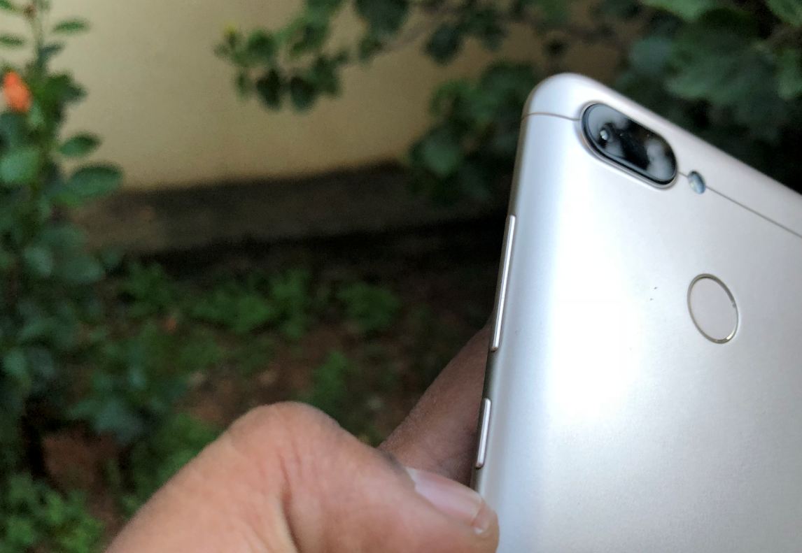 Xiaomi Redmi 6 comes with volume rockers and the power button placed one above the other on the right side. Xiaomi, Redmi 6, review, price, specs